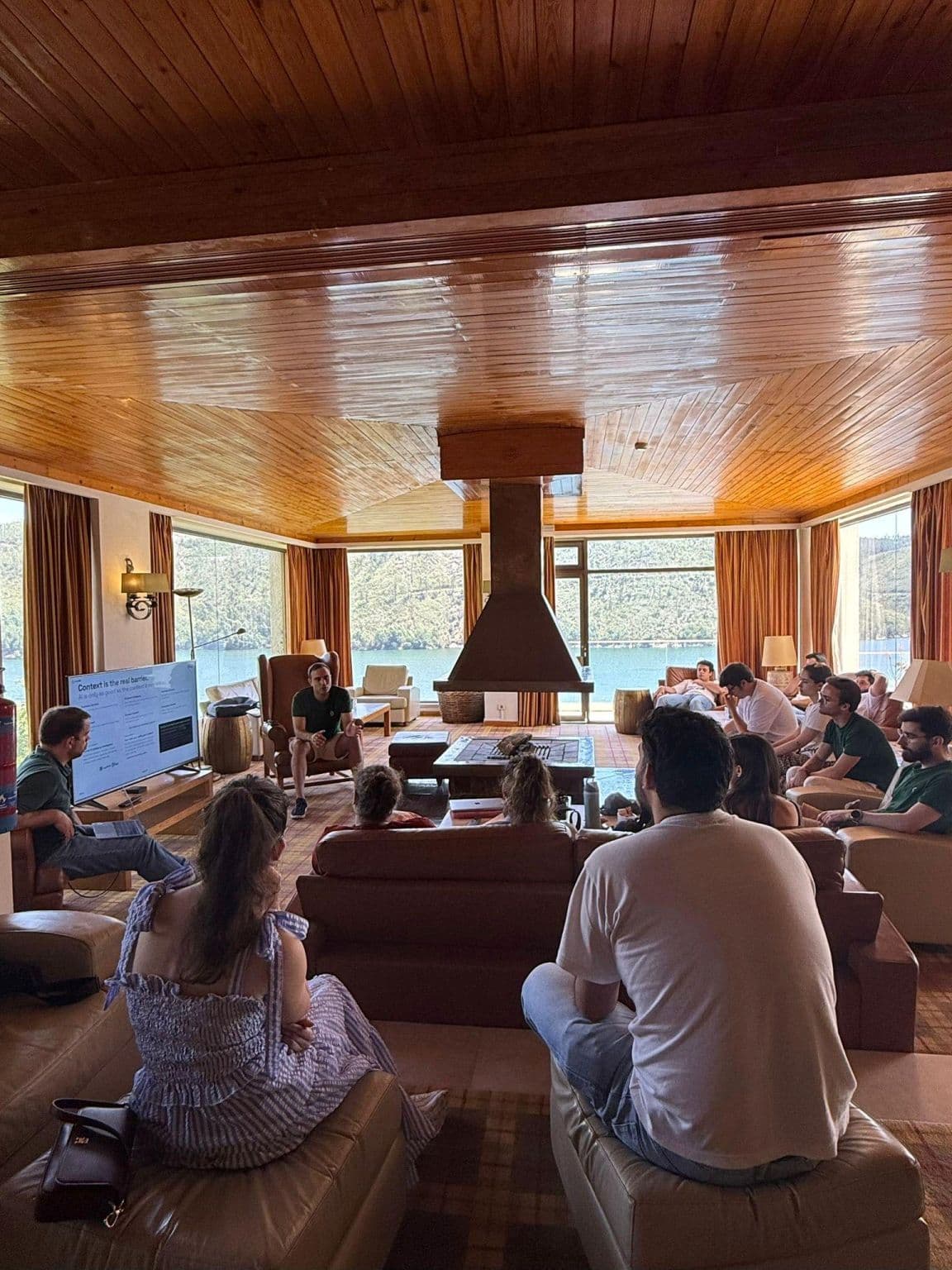 L'équipe LoopOS réunie dans un chalet au bord du lac lors du Spring Retreat au Lago Azul.