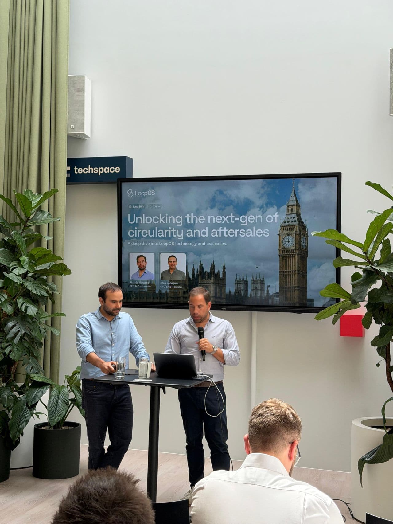 L'équipe LoopOS lors du premier événement au Royaume-Uni, à Londres, marquant le début de l'expansion sur le marché britannique.