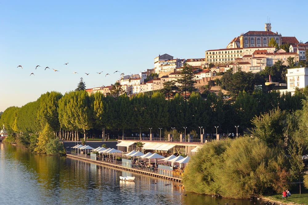 Vista de Coimbra com a universidade histórica no alto
